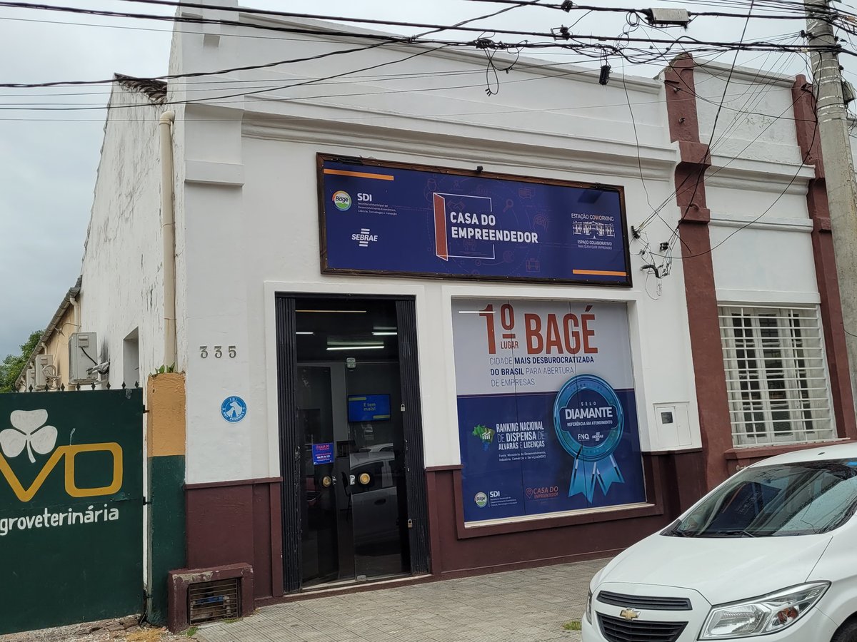 Fachada da Casa do Empreendedor em Bagé, com o cartaz de 1º lugar no ranking nacional de dispensa de alvarás e licenças