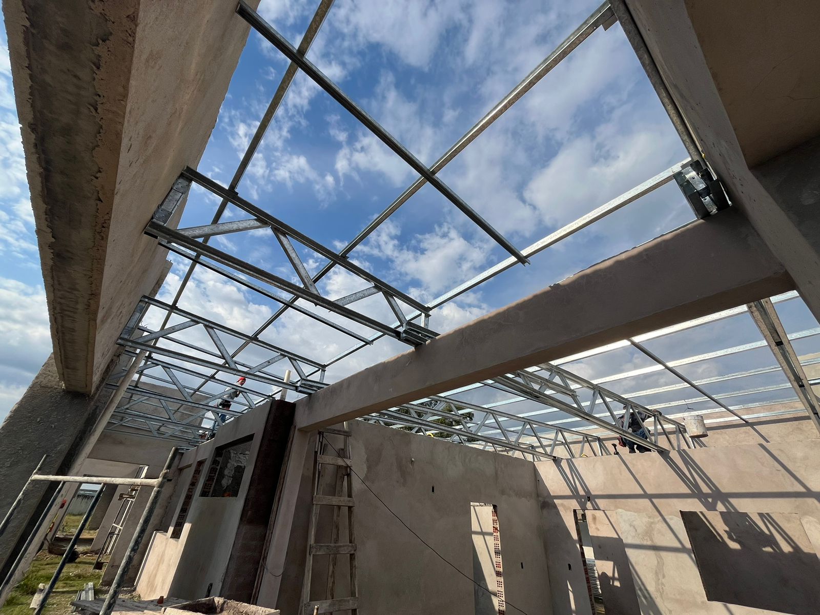 Obra de prédio público em construção em Bagé, com estrutura metálica da cobertura montada